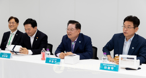 이날 행사에 원희룡 국토부장관 (왼쪽 두번째), 우동기 지방시대위원장(오른쪽 두번째), 이철우 경북지사(시도지사협의회장.맨 오른쪽)가 참석했다(사진=조용원 기자)