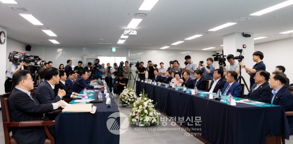 지방시대위원들이 출범 현판식 후 간담회를 갖고 있다.(사진=조용원 기자)