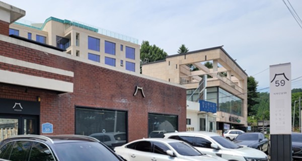 경기도가 도시 미관을 개선하고 건축물과 조화로운 독창적인 디자인의 ‘자율형 건물번호판 설치’ 공모전을 개최한 결과, 우수 6편을 선정했다고 12일 밝혔다. 비주거 분야 ‘구리시 아차산로 59’ (사진=경기도청)