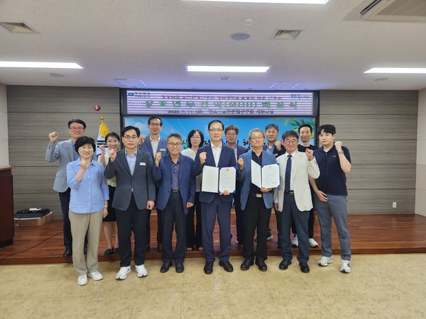 경상북도보건환경연구원과 경북대학교 울릉도·독도 연구소는 11일 ‘울릉도·독도의 자연환경 및 생태계 보전을 위한 업무협약(MOU)’을 체결했다. (사진=경북도청)