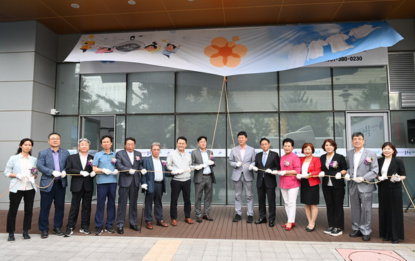 경기도는 12일 안산시 단원구 반월산업단지 내 타원타크라 지식산업센터에서 ‘경기도 노동자 작업복 안산시 블루밍 세탁소’ 개소식을 개최했다. (사진=경기도청)