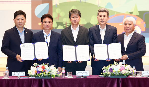 경북도와 포항시는 13일 포항시청에서 에코프로 그룹과 이차전지 양극소재 제조공장 신규 건설을 내용으로 하는 대규모 투자양해각서(MOU)를 체결했다고 밝혔다. (사진=경북도청)