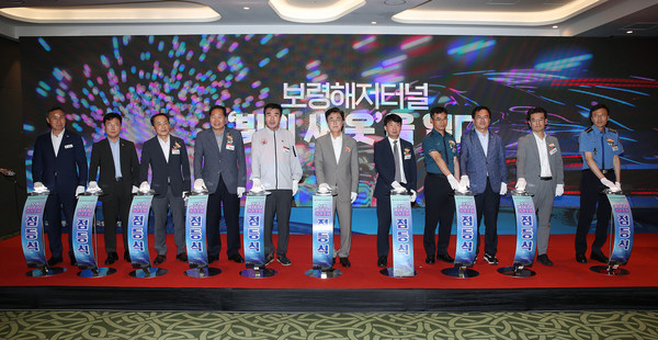 대전지방국토관리청은 14일 보령시 신흑동 보령해저터널 인근에서 ‘경관조명’ 점등 행사를 개최하고, 본격 가동을 안팎에 알렸다. (사진=충남도청)