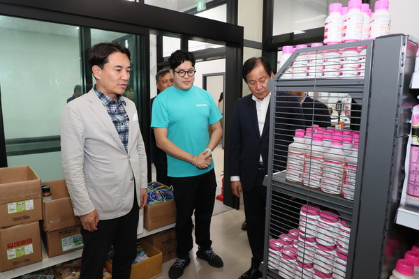 김진태 강원특별자치도지사는 민선 8기 도정 핵심 공약 사업으로 추진하고 있는 반값농자재 지원사업과 관련하여 사업현장을 전격 방문하여 반값농자재 사업 실태를 점검했다. (사진=강원도청)