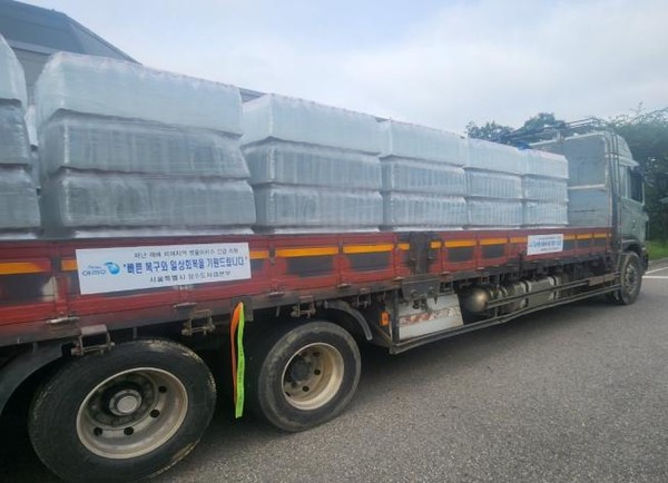 서울시는 최근 집중호우로 인명 및 재산피해가 발생한 수해 지역에 ‘병물 아리수’ 를 긴급 지원한다고 밝혔다. 수해 피해지역 서울시 병물 아리수 지원 모습 (사진=서울시청)