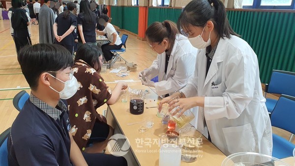 이번 행사를 통해 학생들이 과학 융합형 주제 탐구 활동을 경험해 과학과 관련한 학문의 폭을 넓히고 자기 주도적 탐구 역량을 높일 수 있도록 했다(사진=광문고)
