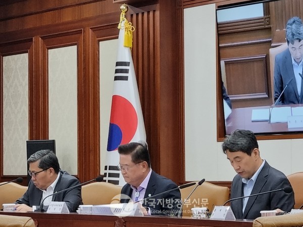 우동기 지방시대위원회 위원장(가운데)은 19일 오후 정부서울청사에서 개최된 제6차 사회관계장관회의에 처음으로 참석해 ‘취약계층 지원 범사회부처 협업전략’에 대해 심의하고 있다(사진=지방시대위)