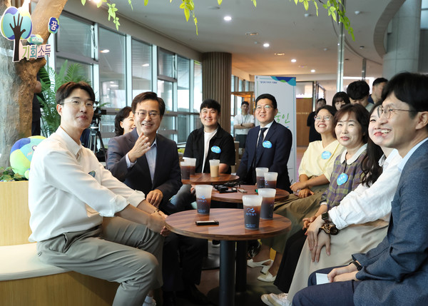 김동연 경기도지사의 대표 정책 가운데 하나인 ‘기회소득’의 첫 수령자가 나왔다. 예술인기회소득 최초수혜자 간담회 모습 (사진=경기도청)