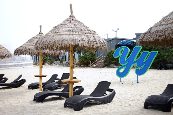 양양군(군수 김진하)이 전국 군(郡) 단위 최초로 '스마트관광도시'를 구축함에 따라, 관광객들은 양양 관광 통합 앱 ‘고고양양’ 하나로 스마트하게 서핑부터 워케이션까지 즐길 수 있을 것으로 기대된다(사진=양양군청)