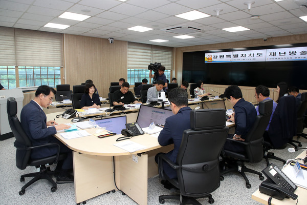 강원특별자치도는 지역 방송국, 언론사와 함께 25일 도청 재난안전대책본부에서 지역 재난 발생에 대한 예보, 경보, 통지 및 응급조치 등 재난관련 정보를 신속, 정확하게 제공하기 위한 강원특별자치도 재난방송협의회를 개최했다. (사진=강원도청)