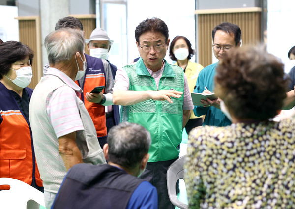 경북도는 24일 예천문화체육센터 내 텐트에서 임시 거주하고 있는 집중호우 이재민 52가구 79명을 경북도립대 신축 기숙사인 미래관으로 이주를 완료했다고 밝혔다. 수해 이재민과 대화하는 이철우 도지사 (사진=경북도청)
