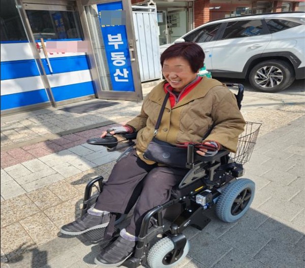  동작구(구청장 박일하)는 장애인 이동권 증진과 사회활동 촉진을 위해 전동보장구 운행 중 사고가 발생하면 최대 2,000만원 내에서 보험금을 전액 지원한다고 27일 밝혔다. (사진=동작구청)