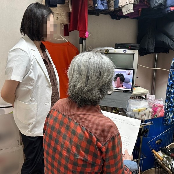 강남구(구청장 조성명)는 치매환자가 가정에서 치매안심센터의 의사와 비대면 상담을 할 수 있는 ‘찾아가는 방방곡곡 스마트 명의’를 지난 7월부터 운영하고 있다. (사진=강남구)