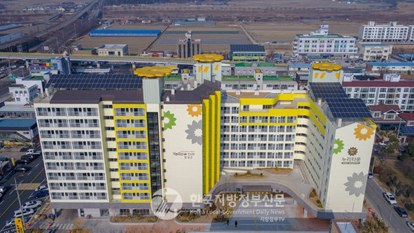 고령자를 위한 복지주택이 인기를 끌고 있는 가운데 고흥군에도 150세대의 공공실버주택이 2026년 건립된다. 전국 군단위 최초로 건립된 장성군 공공실버주택 '누리타운' 전경.(사진=조용원 기자)