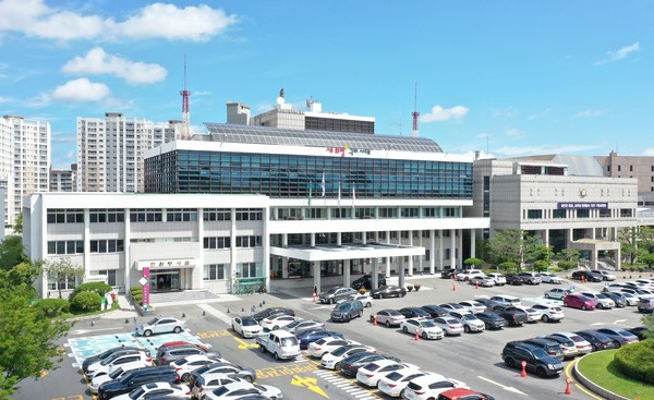 구미시가 보건복지부가 주최하고 한국노인인력개발원이 주관한 2023년 노인 일자리 및 사회활동 지원사업 평가에서 대상을 받았다. 구미시청 모습 (사진=구미시)