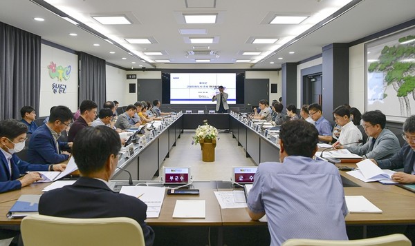 횡성군(군수 김명기)은 8월 8일, 횡성군청 소회의실에서 고령친화도시 조성을 위한 용역 착수보고회를 진행했다고 밝혔다. (사진=횡성군)