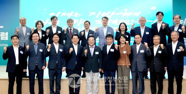 김영록 전라남도지사(앞줄 윈쪽서 네번째)가 8일 전남 나주 소재 동신대 혁신융합캠 대강당에서 열린 ‘우동기 대통령직속 지방시대위원장(앞줄 왼쪽서 다섯번째)’ 초청 특강 및 광주·전남 지역대학 총장협의회 간담회에서 우동기 지방시대위원장과 15개 대학 총장 등 참석자들과 기념촬영을 하고 있다(사진=조용원 기자)