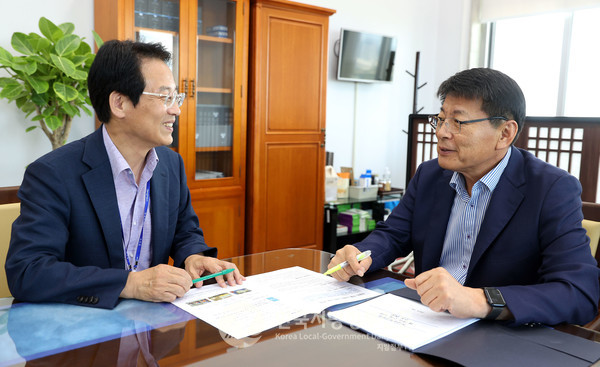 강진원 강진군수(왼쪽)는 8일, 국회를 방문해 예산결산특별위원회 서삼석 위원장(오른쪽)과 국방위 안규백 의원을 차례로 만나 지역 현안 사업에 대해 설명하고 적극적인 지원을 요청했다.(사진=강진군청)