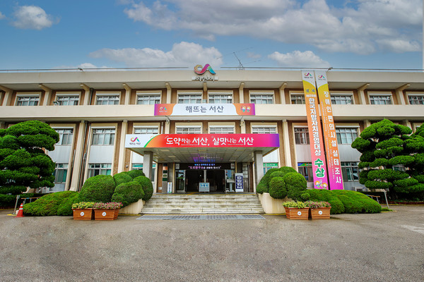 서산시는 9일 고북면 사기리 일원에 조성한 친환경 조사료 생산단지에서 사료용 옥수수 수확하고 원형 곤포 사일리지를 제조하는 연시회를 개최했다고 밝혔다. 서산시청 모습 (사진=서산시)