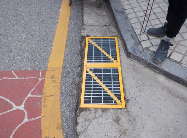 관악구(구청장 박준희)가 빗물받이 뚜껑을 쓰레기 무단투기 금지표시 디자인이 적용된 옐로 박스로 교체하고, 무단투기로 인한 빗물받이 배수능력 저하 예방에 나섰다. (사진=관악구)