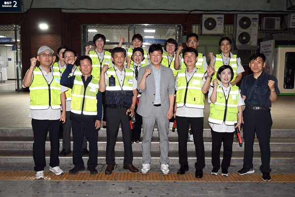 지난 6일 오후 이민근 안산시장이 4호선 중앙역에서 단원경찰서장 등 순찰 중인 경찰관과 함께 범죄예방 업무 협업 점검 활동을 벌였다. (사진=안산시)