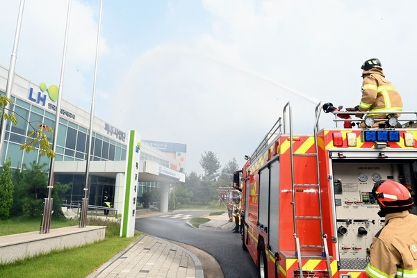 소방차나 구급차 같은 긴급차량 등이 교통신호의 제약을 받지 않고 신속하게 이동할 수 있도록 하는 ‘긴급차량 우선신호시스템’이 시군 경계를 뛰어 넘어서도 작동할 수 있도록 하는 광역신호시스템이 전국 최초로 경기도에 도입됐다. (사진=경기도)