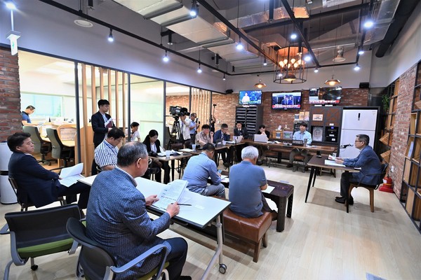 김범수 도 여성가족정책관은 17일 도청 프레스센터에서 민선 8기 정례 브리핑을 열고 유관순상 시상 제도 및 향후 추진 방향을 설명했다. (사진=충남도)