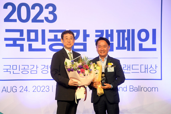 이성헌 서대문구청장(오른쪽)이 ‘2023 국민공감캠페인’에서 미래혁신경영 부문 경영대상을 수상한 뒤 기념 촬영을 하고 있다. (사진=서대문구)