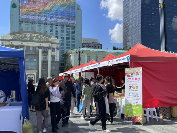 부여군(군수 박정현)은 지난 25일부터 27일까지 3일간 몽골 울란바토르시 수흐바타르 야외광장에서 열린 ‘2023 한국-몽골 농수산식품 전시회’에 참여해 부여군 굿뜨래 농식품 홍보판촉을 실시했다. (사진=부여군)