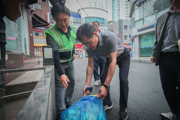 양천구(구청장 이기재)는 환경부 주관 ‘2023년 음식물류폐기물 관리 지방정부 성과평가’에서 전국 최우수 지방정부로 선정돼 환경부장관 표창을 수상하고, 500만 원의 인센티브를 확보했다고 밝혔다. (사진=양천구)