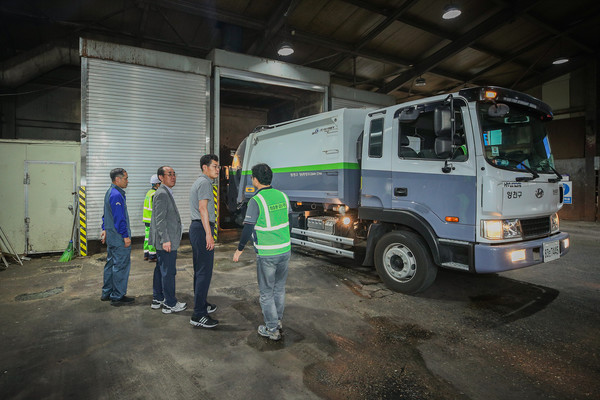 음식물류폐기물 수집 및 운반 현장을 직접 점검중인 이기재 양천구청장 모습 (사진=양천구)