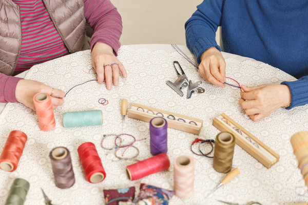 경북도는 상주 소재 사회적기업인 알브이핀(대표 신봉국)이 대구·경북권 최초로 비콥(B-corporation) 인증을 취득했다고 밝혔다. 할머니들의 작업 모습 (사진=경북도)