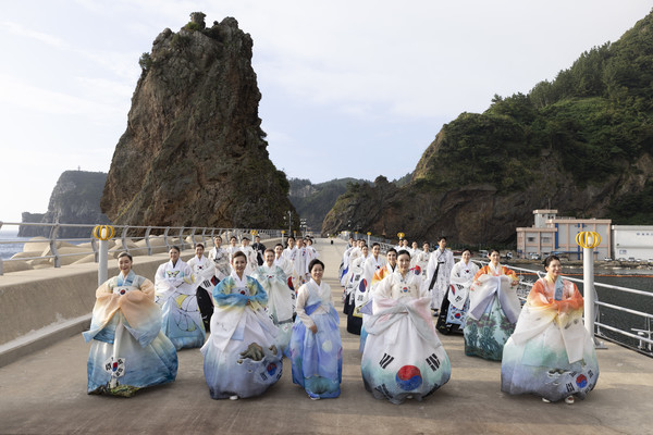 경북도가 후원하는 ‘2023 독도한복패션쇼’ 행사가 8월 30일 울릉도 일원에서 열렸다. (사진=경북도)