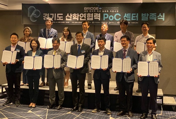 경기도가 각 대학에서 보유한 지식재산(IP)의 사업화 촉진을 위해 한양대 에리카 산학협력단 등 17개 산학연관 지역혁신기관과 ‘경기도 산학연협력 PoC 센터’를 발족해 협력하기로 했다. (사진=경기도)
