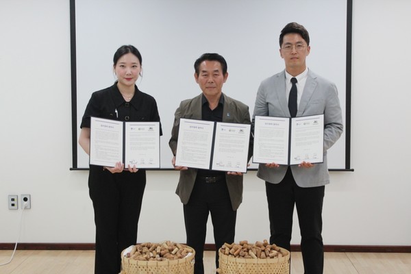 수원시가 ㈜에스빌드, 관내 와인판매장들과 협력해 와인 코르크 마개를 재활용해 친환경 코르크 바닥재 산책로를 조성한다. (사진=수원시)