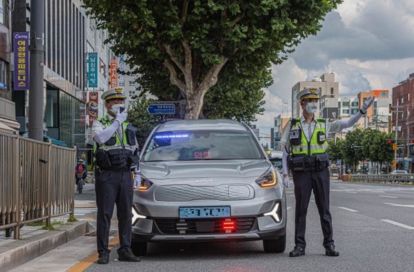 서울시 자치경찰위원회․서울경찰청은 지난 4월부터 교통법규 위반 차량 계도·단속에 효과적인 암행순찰차 2대를 추가 투입하여 기존 3대를 포함한 총 5대로 확대하여 교통법규 위반차량을 단속해오고 있다. (사진=서울시)