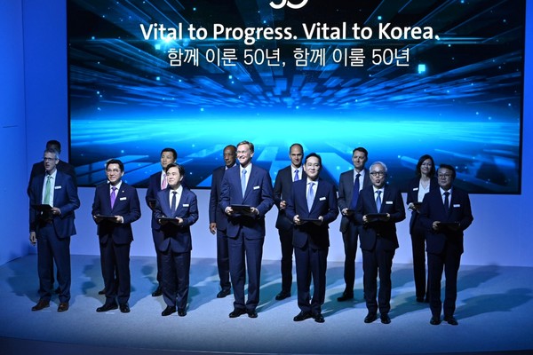 올해 들어 삼성디스플레이가 4년 간 4조 1000억 원을 투자키로 하고, 디스플레이 첨단전략산업 특화단지에 선정된데 이어, 이번엔 디스플레이 소재 글로벌 생산 기업인 미국 코닝이 대규모 신규 투자에 나섰다. 코닝, 한국 투자 50주년 기념행사 모습 (사진=충남도)