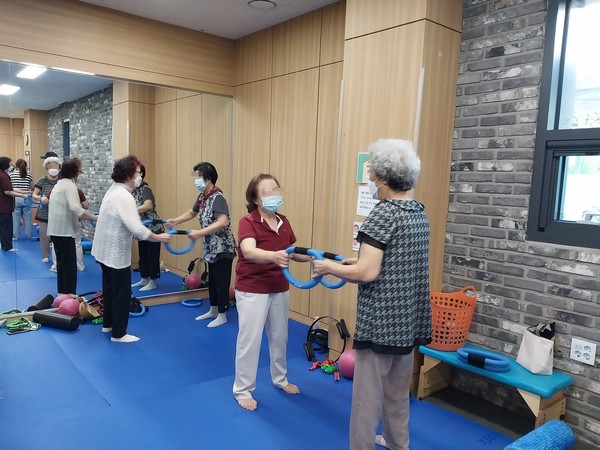 서울 노원구(구청장 오승록)가 전국 지방정부로는 최초로 파킨슨병 질환자 대상 통합 재활 프로그램 ‘뇌크레이션’을 운영한다고 밝혔다. (사진=노원구)