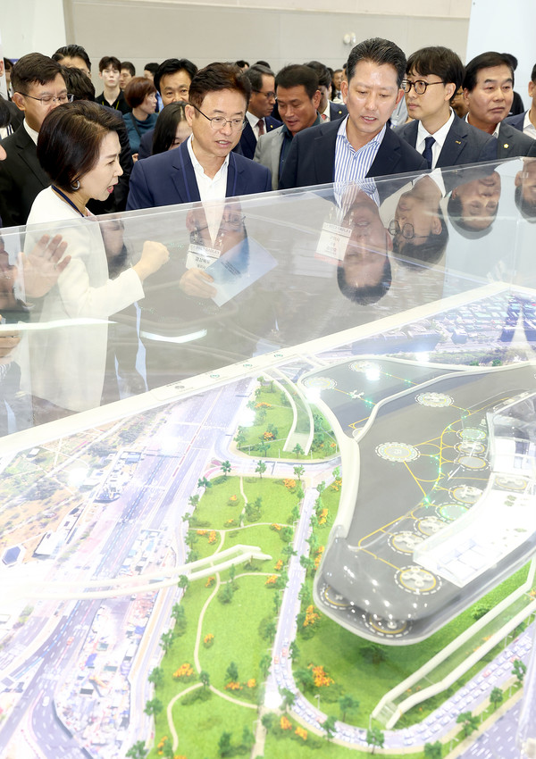 ‘2023 경상북도 항공방위물류 박람회’가 6일 구미코(Gumico)에서 3일간의 일정으로 개막했다. (사진=경북도)