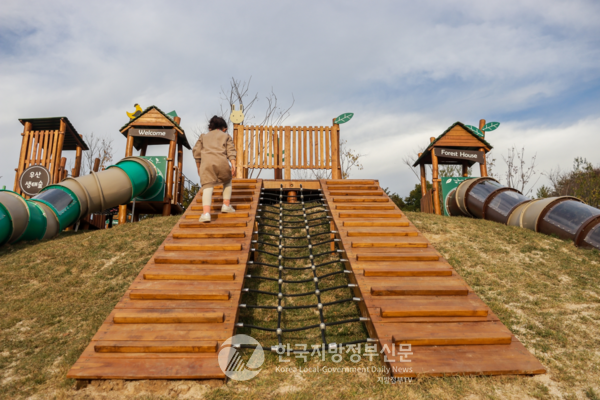 광양시는 아이들이 안전한 ‘도심 속 힐링공간’ 마련과 가족 단위 ‘숲 체험’ 시설을 마련하여 서비스체계를 구축하고 있다(사진=광양시청)