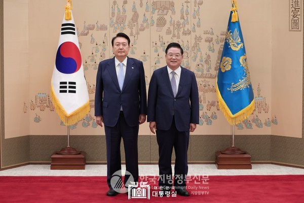 지난 7월 10일 공식 출범한 대통령 직속 지방시대위원회가 13일 민간 위촉위원 17명을 확정하여 36명의 1기 위원 구성을 모두 마치고 본격 출범했다. 윤석열 대통령으로부터 지방시대위원장으로 임명된 우동기 위원장(오른쪽)(사진=대통령실)