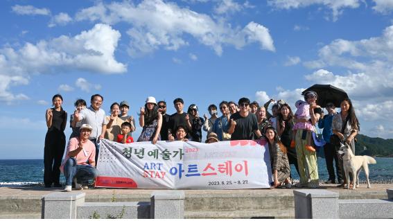 고성군은 청년 예술인, 로컬 크리에이터 등 지역의 창조성을 높이기 위한 파트너십 구축으로 지방소멸에 대한 문화적 대응과 지역 동반성장을 위한 앵커사업을 펼치고 있다. (사진=고성군)