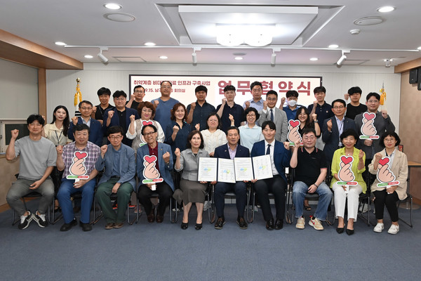 대구광역시 남구청(구청장 조재구)은 지난 15일, 남구의 거동이 불편한 어르신들의 진료환경 개선을 위해 전국 지방정부로는 최초로 「취약계층 비대면 진료 인프라 구축사업」을 위한 추진 업무협약을 맺었다고 18일 밝혔다. (사진=대구시 남구)