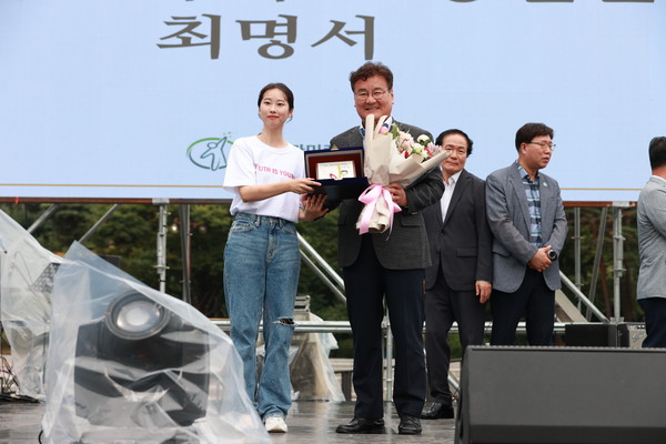 영월군은 제7회 청년의날을 맞아 국회사무처 소관 ‘사단법인 청년과 미래’가 주관하는 ‘2023년 청년친화헌정대상’에서 종합대상을 수상했다고 밝혔다. (사진=영원군)
