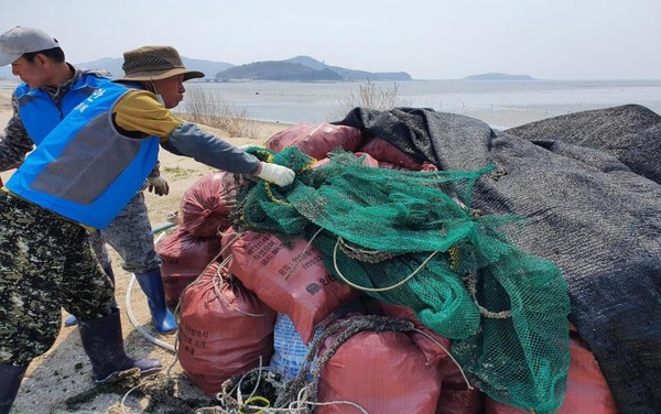 인천광역시(시장 유정복) 수산기술지원센터는 해양수산부가 2023년 전국 1,125개소를 대상으로 실시한 자율관리어업공동체 평가에서 중구 마시안 자율관리어업공동체가 전국 1위인 '최우수 공동체'로 선정됐다고 밝혔다. 인천 마시안 자율관리어업공동체 해안가 청소 모습 (사진=인천시)