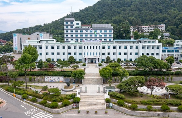 강원특별자치도(도지사 김진태)와 도 경제진흥원(원장 권오광)에서 추진한「강원 수출 스타기업 육성사업」에 참여한 22개 기업들이 1년간 수출 실적 합산 678만불(약90억 원)이라는 목표를 달성하였다. 강원도청 모습 (사진=강원도)