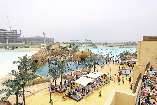 시흥시(시장 임병택)는 날씨와 계절에 상관없이 1년 내내 질 좋은 파도와 서핑을 즐길 수 있는 세계 최대 규모 인공서핑장(웨이브파크)에서 ‘2023 월드서프리그(WSL) 국제서핑대회’ 유치가 확정됐다고 발표했다. 거북섬의 인공서핑장 모습 (사진=시흥시)