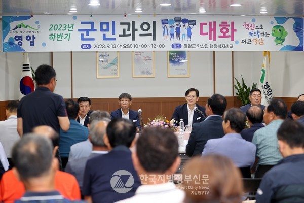 우승희 군수는 과거에 대한 반성으로 군민과의 대화의 구호를 ‘무조건 해결해 드리겠습니다에서 함께 고민해 봅시다로’ ‘정책 수요자 영암군민에서 영암군정의 동반자 영암군민으로’로 내걸고 11개 읍·면을 찾았다.(사진=영암군청)