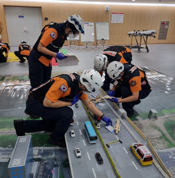 경기도북부소방재난본부는 최근 가평군 청평호반문화체육센터에서 모형을 활용해 다수사상자 발생 대비 구급대응 불시 훈련을 실시했다고 25일 밝혔다. (사진=경기도북부소방재난본부)