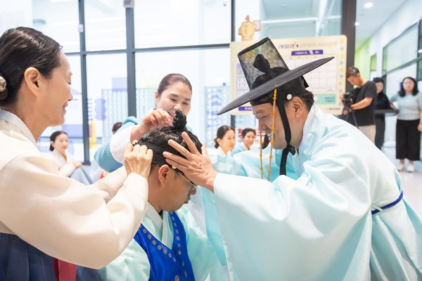 인천 서구(구청장 강범석)는 지난 21일 청년센터 서구1939에서 제3회 인천서구 청년주간을 맞이하여 전국 최초로 발달장애청년 성년례를 거행했다고 밝혔다. (사진=인천 서구)